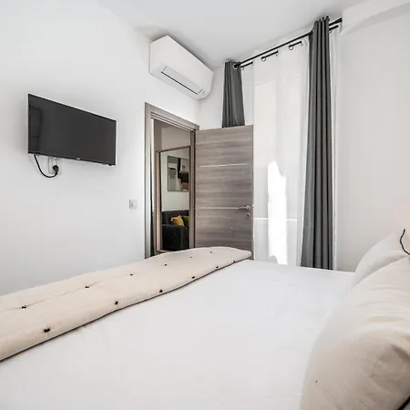 Imhost -cannes Centre Rue Hoche Palais - Croisette *